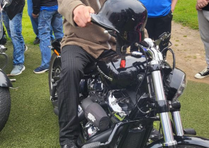 Seni Cup dalībnieks no valsts sociālās aprūpes centra Zemgale fotografējas uz motocikla