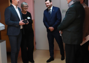 Filiāles viesi sarunājas ar iestādes direktoru un filiāles vadītāju
