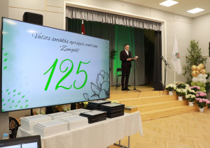 Uz skatuves uzrunu saka direktors Kristaps Keišs
