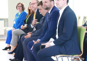Zālē sēž iestādes direktors, labklājības ministrs un citi pasākuma dalībnieki