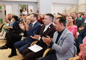 Skatītāju rindās labklājības ministrs Reinis Uzulnieks, iestādes direktors Kristaps Keišs un veselības ministrs Hosams Abu Meri