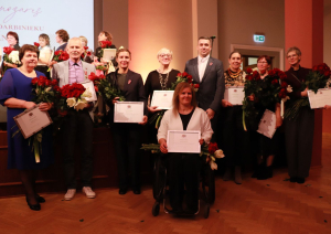 Apsveikumus saņēmušo darbinieku kopbilde ar iestādes direktoru