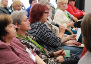 Skatītājs veic lektores uzdevumu no lapas lasa cilvēka ar garīga rakstura traucējumiem komentāru par dzīvi sociālajā aprūpes centrā