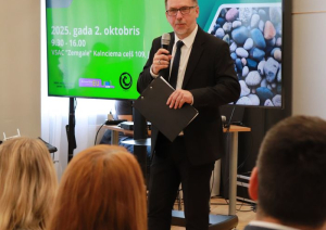 Domnīcas moderators runā mikrofonā