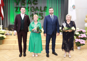 Labklājības ministrs un direktors ar pateicības rakstu saņēmējiem