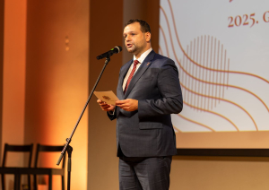 Uz skatuves runu saka labklājības ministrs