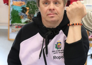 Dalībnieks no filiāles Ropaži ar paša izveidoto rokassprādzi