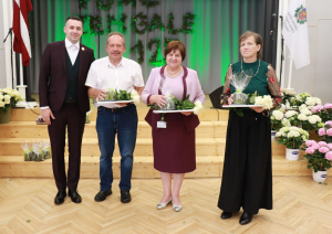 Direktors ar pateicības rakstu saņēmējiem