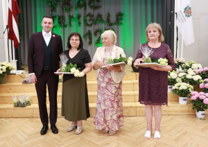 Direktors ar pateicības rakstu saņēmējiem