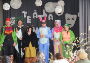 Pasākuma dalībnieki rāda teātra izrādi