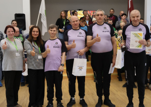 Novusa turnīra apbalvošana. Komanda saņem pateicības rakstu un balvas.