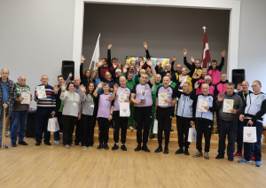 Kopbilde ar visiem turnīra dalībniekiem un organizatoriem