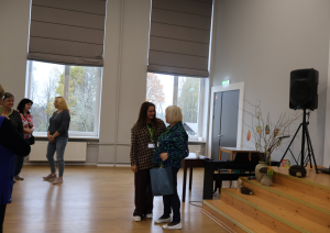 Filiāles vadītāja pasākās mākslas terapeitei