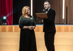 Iestādes direktors pasniedz nomināciju filiāles vadītājai
