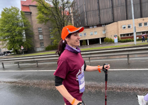 Rimi Rīgas maratona dalībnieks - iedzīvotāja nūjo