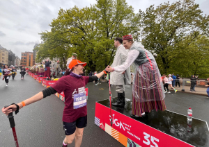 Rimi Rīgas maratona dalībniece - iedzīvotāja nūjo