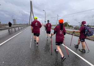 Rimi Rīgas maratona dalībnieki - iedzīvotāji nūjo pāri Vanšu tiltam
