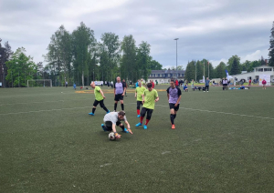 Seni Cup dalībnieki no valsts sociālās aprūpes centra Zemgale spēlē futbolu