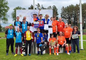Seni Cup dalībnieku bilde uz goda pjedestāla