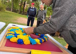 Ukrainas civiliedzīvotāji dzīvojošie Latvijas valsts sociālās aprūpes centros veido dekoru Ukrainas karoga krāsās