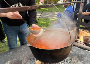 Tiek gatavota ukraiņu biešu zupa borščs
