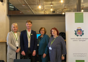 VSAC "Zemgale" četri pārstāvji NVA vakanču gadatirgū pie iestādes banera
