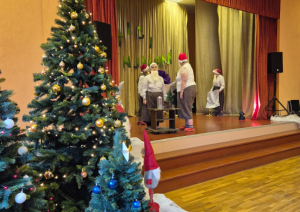 Dalībnieki uz skatuves rāda priekšnesumu