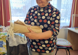 Iedzīvotāja laimīga saņem dāvanu