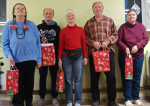 Iedzīvotāji laimīgi ar saņemtajām dāvanām