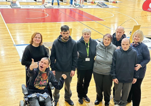 Sacensību hallē astoņi līdzjūtēji, iestādes iedzīvotāji un darbinieki