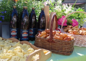 Līgo cienasts, siers, pīrāgi, kvass