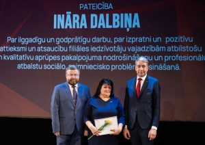 Pateicības raksta saņēmēja Ināra Dalbiņa kopā ar Labklājības ministru un Valsts sekretārs