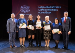 Visi pieci VSAC "Zemgale" atzinības un pateicības rakstu saņēmēji ar Labklājības ministru un Valsts sekretāru