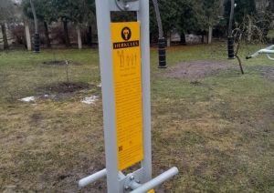 Attēlā āra trenažieru komplekss
