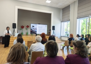 Zāles priekšā uzstājas lektore