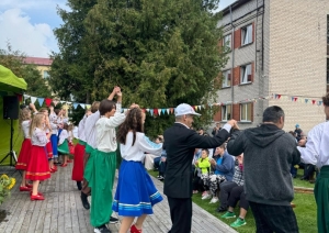 Pasākumu dalībnieki sadevušies rokās