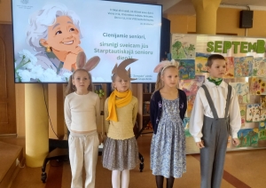 Bērni zaķu maskās
