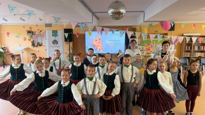 Bērnu deju kolektīvs tautastērpos