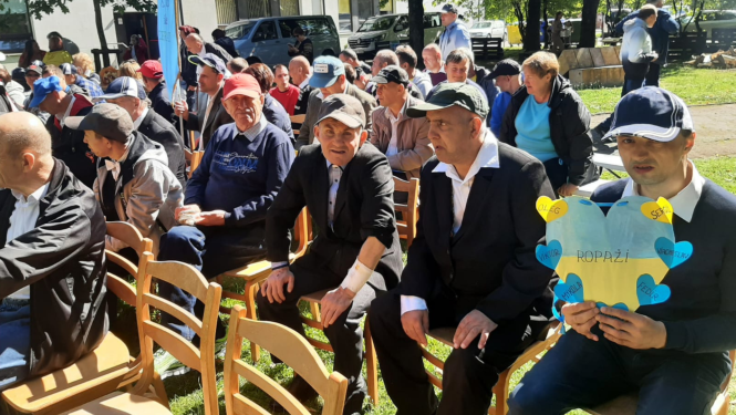 Pasākuma dalībnieki ar Ukrainas karoga krāsās krāsotu kartona sirdi rokās
