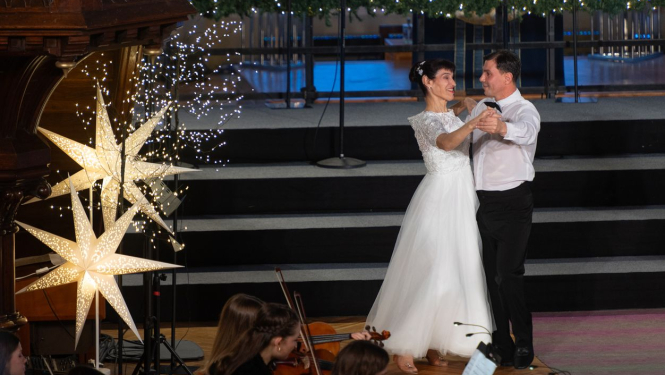 Pasākuma dalībnieki, dejotāji baltajos tērpos dejo baznīcā