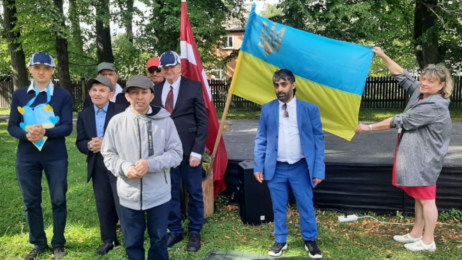 Ukrainas civiliedzīvotāji dzīvojošie Latvijas valsts sociālās aprūpes centros bildējas pie Latvijas un Ukrainas karogiem