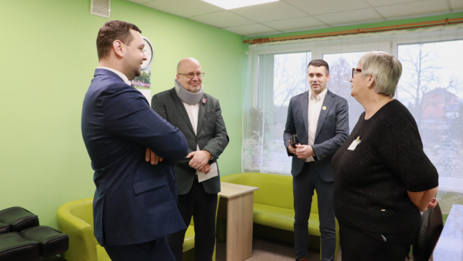 Filiāles viesi sarunājas ar iestādes direktoru un filiāles vadītāju