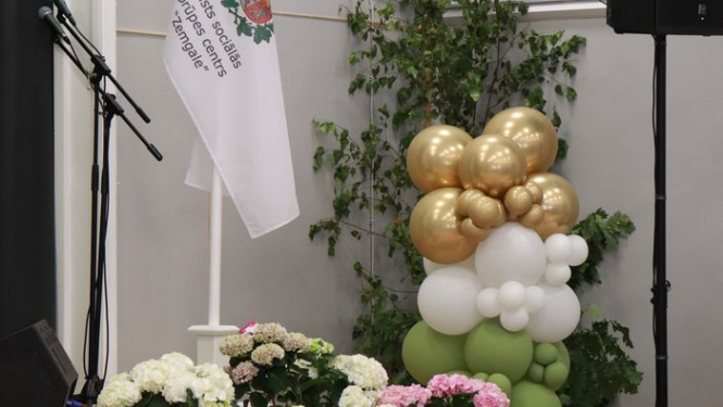 Skatuves noformējums - iestādes karogs, hortenziju ziedi un baloni