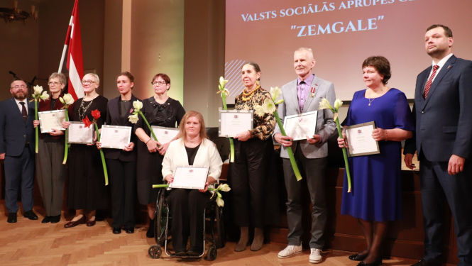 Labklājības ministrs un valsts sekretārs sveic VSAC Zemgale darbiniekus. Kopbilde