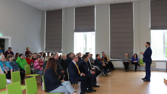 Uzrunu saka labklājības ministrs