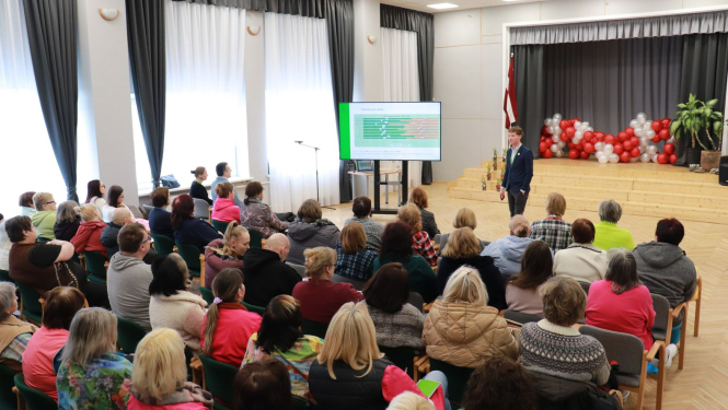 Zālē sēž darbinieki, priekšā struktūrvienības vadītājs vada kopsapulci