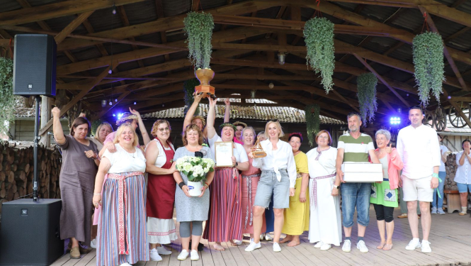 Pirmās vietas ieguvēji filiāle Lielbērze uz skatuves