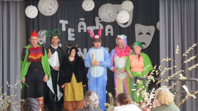 Pasākuma dalībnieki rāda teātra izrādi