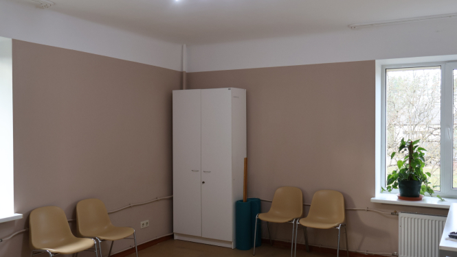 Attēlā telpa pēc remontdarbu pabeigšanas. Gaiši brūna sienas krāsa, skaista, sakārtota telpa.