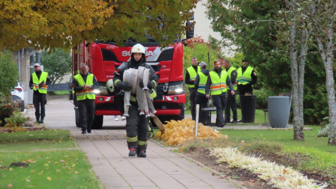 Attēlā ugunsdzēsēji